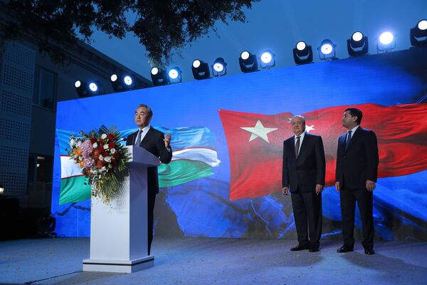 Министр иностранных дел Китая Ван И выступил с речью на церемонии открытия нового посольства Узбекистана в Пекине - Sputnik Ўзбекистон