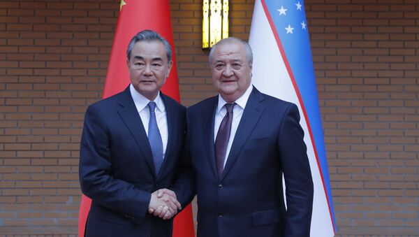 Министр иностранных дел Узбекистана Абдулазиз Камилов и министр иностранных дел Китая Ван И во время церемонии открытия нового посольства Узбекистана в Пекине - Sputnik Узбекистан