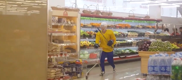 Им не жарко: хоккеисты покупают арбуз в Ташкенте - видео - Sputnik Узбекистан