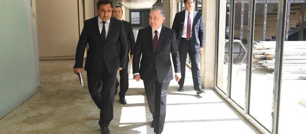 Шавкат Мирзиёев ознакомился с ходом строительства президентской школы в городе Нукусе - Sputnik Узбекистан