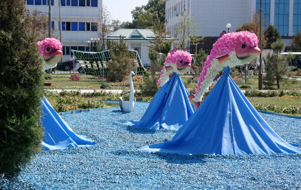 Гулистан порадовал гостей мероприятия яркими цветочными инсталляциями в виде дельфинов, павлинов и белых лебедей - Sputnik Ўзбекистон