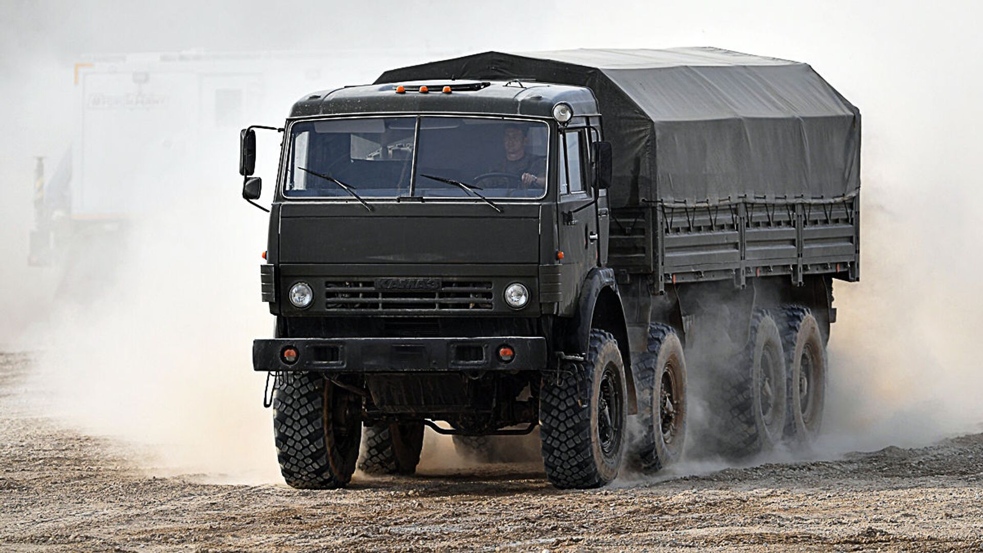 Узбекистан планирует организовать поставки грузовиков повышенной проходимости КамАЗ в Афганистан - Sputnik Ўзбекистон, 1920, 09.03.2021
