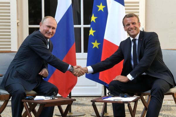 Президент РФ Владимир Путин и президент Франции Эммануэль Макрон во время встречи на юге Франции - Sputnik Узбекистан