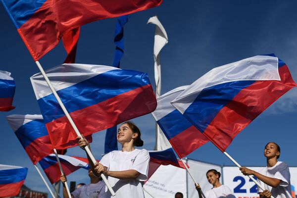 Девушки с российскими флагами на площади Маркса в Новосибирске - Sputnik Узбекистан