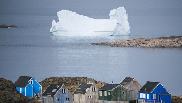 Айсберг около города Кулусук в Гренландии - Sputnik Ўзбекистон