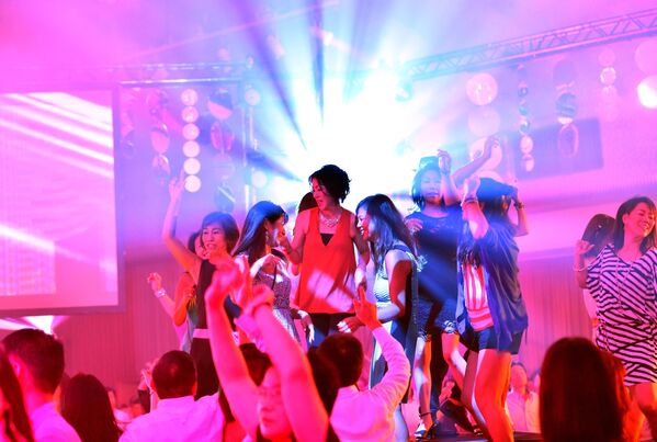 Люди на дискотеке в бальном зале отеля Takanawa Prince в Токио - Sputnik Узбекистан