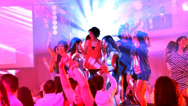 Люди на дискотеке в бальном зале отеля Takanawa Prince в Токио - Sputnik Ўзбекистон