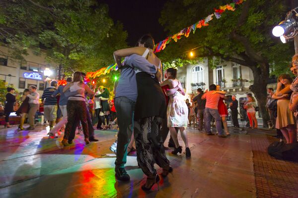 Люди танцуют танго на главной площади Сан-Тельмо в Буэнос-Айресе, Аргентина - Sputnik Узбекистан