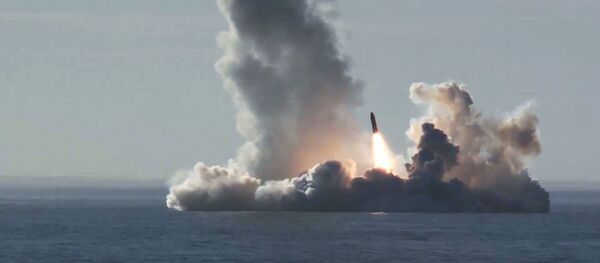 С подводного крейсера Юрий Долгорукий запустили четыре ракеты Булава по полигону Кура С подводного крейсера Юрий Долгорукий запустили четыре ракеты Булава по полигону Кура - Sputnik Ўзбекистон