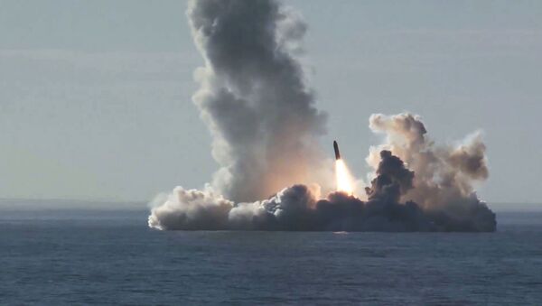 С подводного крейсера Юрий Долгорукий запустили четыре ракеты Булава по полигону Кура - Sputnik Ўзбекистон