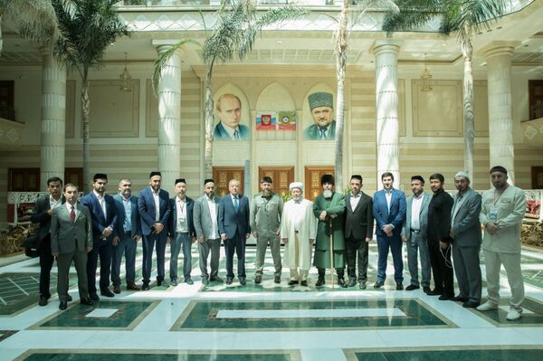 Рамзан Қодировга Шавкат Мирзиёевнинг қимматбаҳо совғасини етказишди Рамзан Қодировга Шавкат Мирзиёевнинг қимматбаҳо совғасини етказишди - Sputnik Ўзбекистон