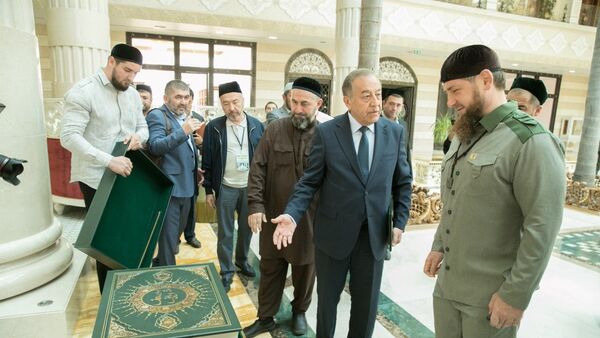 Кадыров показал ценный подарок от Шавката Мирзиёева - фото - Sputnik Узбекистан