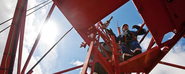 Монтажник крепит радиорелейную антенну на вышке сотовой связи Монтажник крепит радиорелейную антенну на вышке сотовой связи - Sputnik Узбекистан