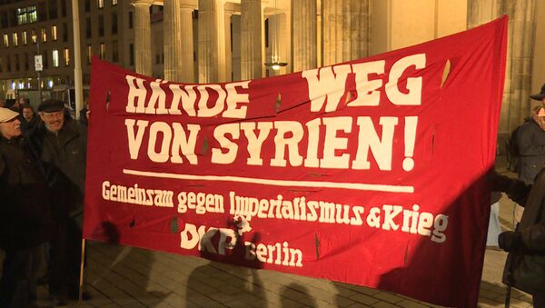 Руки прочь от Сирии – митинг против военного участия Германии в конфликте - Sputnik Узбекистан