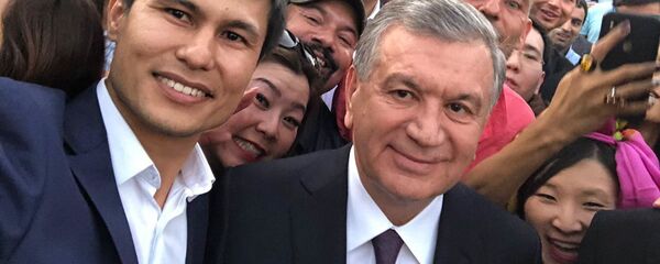 Шавкат Мирзиёев на встрече с блогерами в Самарканде. Шавкат Мирзиёев на встрече с блогерами в Самарканде. - Sputnik Узбекистан