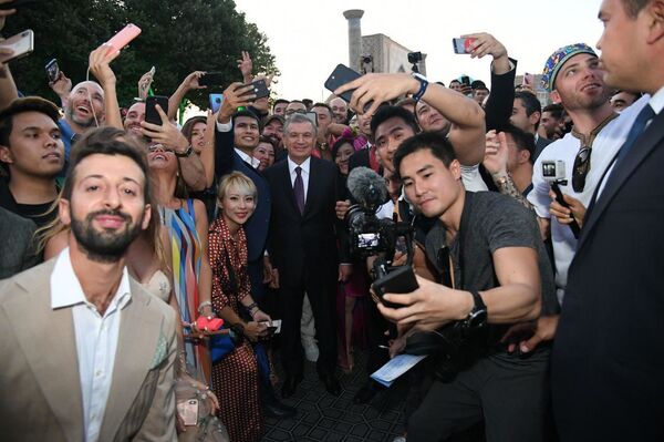 Президентское селфи: Мирзиёев сфотографировался с блогерами - Sputnik Узбекистан