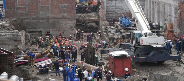 В Новосибирске на рабочих обрушилась стена строящегося здания В Новосибирске на рабочих обрушилась стена строящегося здания - Sputnik Узбекистан