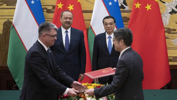 Премьер-министр Узбекистана Абдулла Арипов и премьер-министр Китая Ли Кэцян во время церемонии подписания соглашений в Большом народном зале в Пекине - Sputnik Ўзбекистон