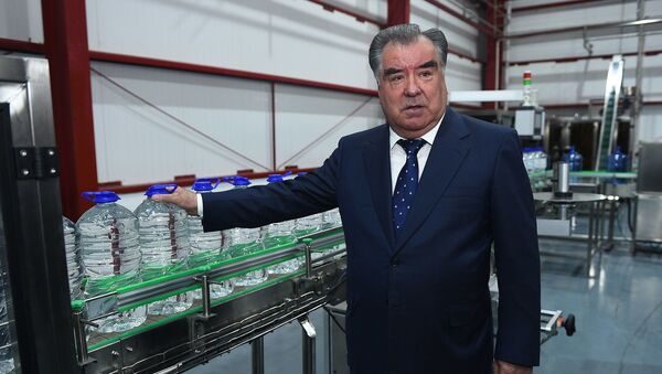 Prezident Tadjikistana Emomali Raxmon i mer Dushanbe Rustam Emomali otkrili zavod po proizvodstvu napitkov i alkogolnoy produksii Siyema  - Sputnik O‘zbekiston