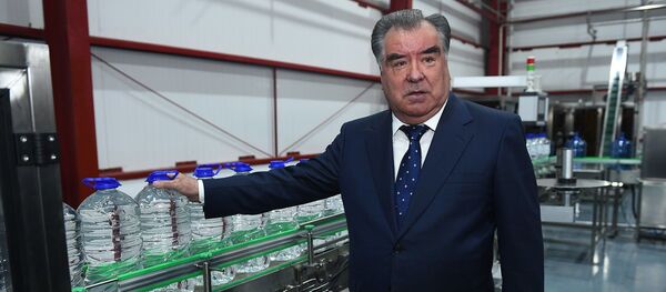 Президент Таджикистана Эмомали Рахмон и мэр Душанбе Рустам Эмомали открыли завод по производству напитков и алкогольной продукции Сиема Президент Таджикистана Эмомали Рахмон и мэр Душанбе Рустам Эмомали открыли завод по производству напитков и алкогольной продукции Сиема - Sputnik Ўзбекистон