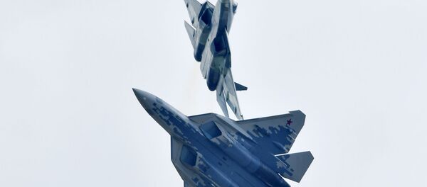 Российские многофункциональные истребители пятого поколения Су-57 выполняют демонстрационный полет на авиационно-космическом салоне МАКС-2019  Российские многофункциональные истребители пятого поколения Су-57 выполняют демонстрационный полет на авиационно-космическом салоне МАКС-2019  - Sputnik Ўзбекистон
