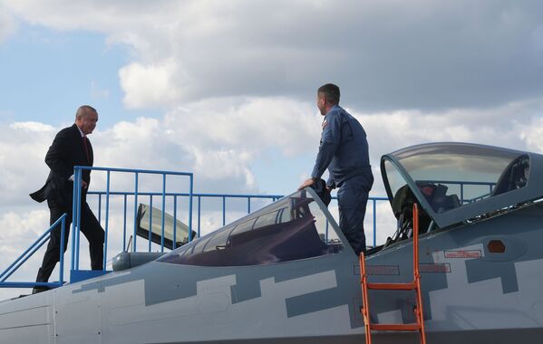Президент Турции Реджеп Тайип Эрдоган осматривает российский многофункциональный истребитель Су-57 во время посещения салона МАКС-2019 - Sputnik Узбекистан