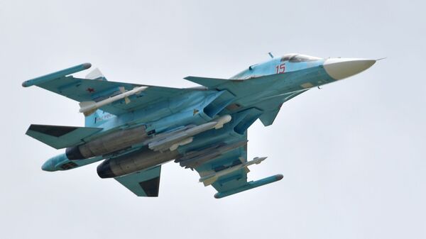 Российский многоцелевой истребитель-бомбардировщик Су-34 выполняет демонстрационный полет на авиасалоне МАКС-2019  - Sputnik Ўзбекистон