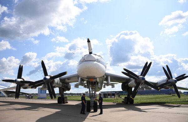 Советский стратегический ракетоносец Ту-95МС на Международном авиационно-космическом салоне МАКС-2019 в подмосковном Жуковском - Sputnik Узбекистан