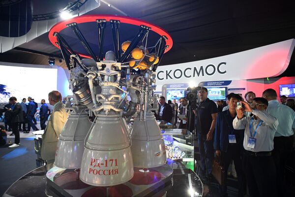 Российский жидкостный ракетный двигатель закрытого цикла РД-171 на Международном авиационно-космическом салоне МАКС-2019 в подмосковном Жуковском - Sputnik Узбекистан
