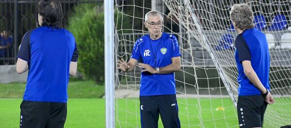 Эктор Купер на тренировке сборной Узбекистана по футболу Эктор Купер на тренировке сборной Узбекистана по футболу - Sputnik Узбекистан