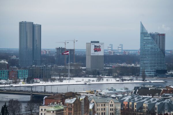 Высотки Z-Towers, 60-метровый флагшток флага Латвии на дамбе AB, бывшее здание Дома печати, здание Солнечный камень и центральный офис Swedbank в Риге - Sputnik Узбекистан