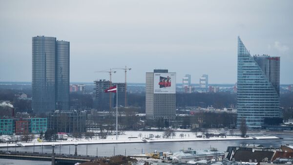 Высотки Z-Towers, 60-метровый флагшток флага Латвии на дамбе AB, бывшее здание Дома печати, здание Солнечный камень и центральный офис Swedbank в Риге - Sputnik Узбекистан