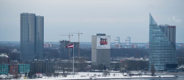 Высотки Z-Towers, 60-метровый флагшток флага Латвии на дамбе AB, бывшее здание Дома печати, здание Солнечный камень и центральный офис Swedbank в Риге Высотки Z-Towers, 60-метровый флагшток флага Латвии на дамбе AB, бывшее здание Дома печати, здание Солнечный камень и центральный офис Swedbank в Риге - Sputnik Узбекистан
