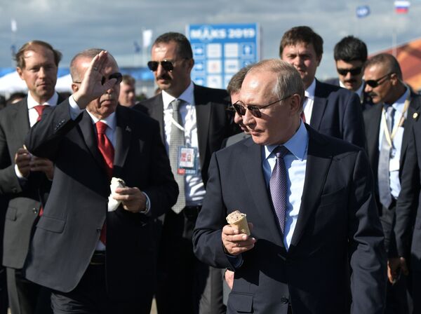 Президент РФ Владимир Путин и президент Турции Реджеп Тайип Эрдоган с мороженым во время посещения Международного авиакосмического салона МАКС-2019 - Sputnik Узбекистан