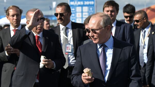 Президент РФ Владимир Путин и президент Турции Реджеп Тайип Эрдоган с мороженым во время посещения Международного авиакосмического салона МАКС-2019 - Sputnik Узбекистан
