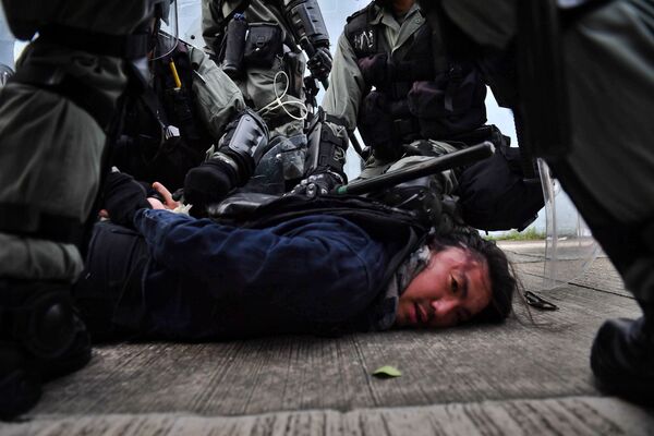 Полиция Гонконга задерживает протестующего - Sputnik Узбекистан