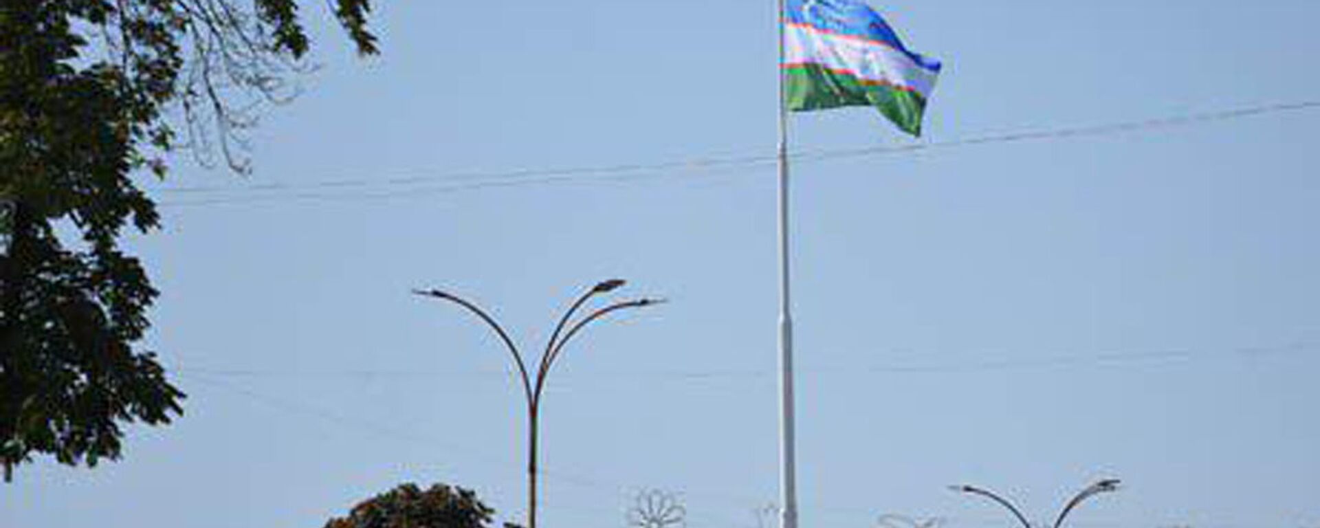 Второй по высоте государственный флаг Узбекистана подняли в Андижане - Sputnik Ўзбекистон, 1920, 30.06.2021
