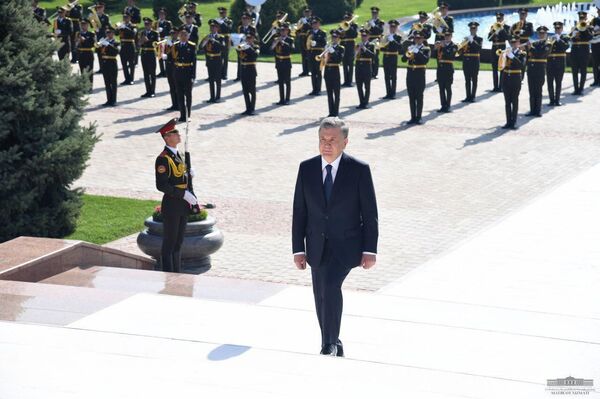 Шавкат Мирзиёев возложил цветы к Монументу независимости и гуманизма - Sputnik Узбекистан