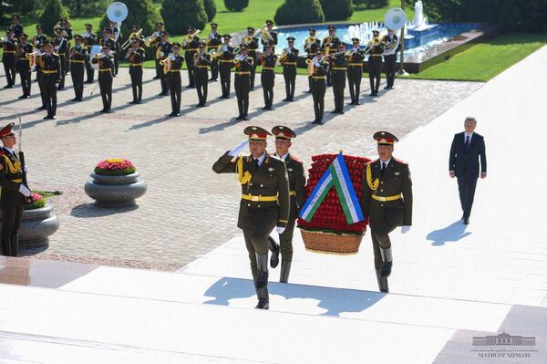 Шавкат Мирзиёев возложил цветы к Монументу независимости и гуманизма - Sputnik Узбекистан