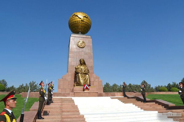 Шавкат Мирзиёев возложил цветы к Монументу независимости и гуманизма - Sputnik Узбекистан