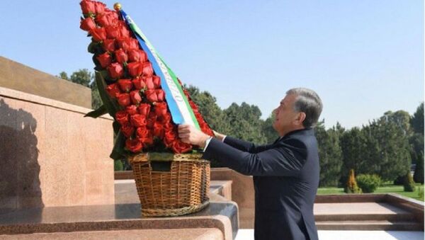 Шавкат Мирзиёев возложил цветы к Монументу независимости и гуманизма - Sputnik Узбекистан