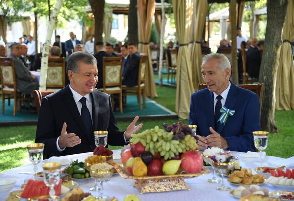 Шавкат Мирзиёев почтил память жертв репрессий Шавкат Мирзиёев почтил память жертв репрессий - Sputnik Узбекистан