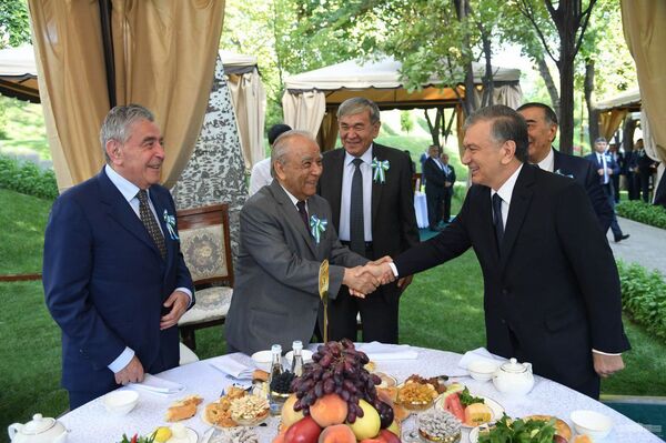 Шавкат Мирзиёев почтил память жертв репрессий Шавкат Мирзиёев почтил память жертв репрессий - Sputnik Узбекистан