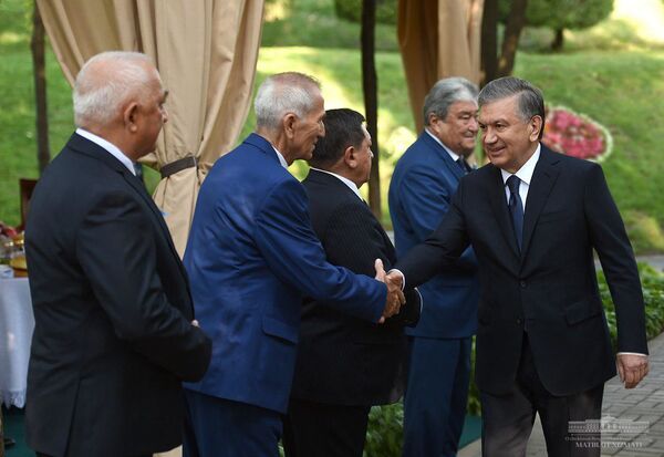 Шавкат Мирзиёев почтил память жертв репрессий Шавкат Мирзиёев почтил память жертв репрессий - Sputnik Узбекистан