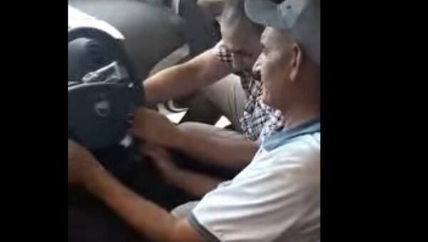 Бухарские мужчины подарили своему бывшему учителю автомобиль - видео - Sputnik Ўзбекистон