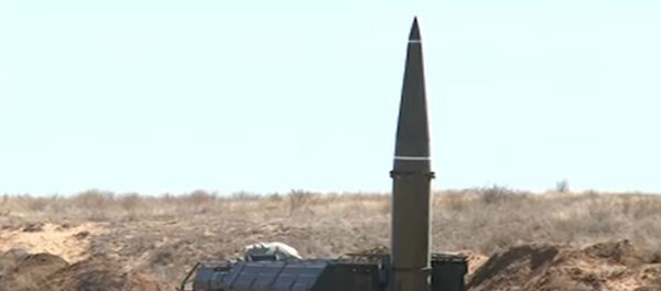 Учебно-боевой пуск ракеты ОТРК Искандер на полигоне Капустин Яр - Sputnik Узбекистан