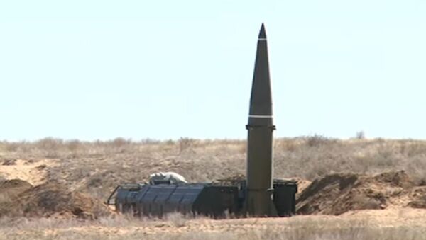 Учебно-боевой пуск ракеты ОТРК Искандер на полигоне Капустин Яр - Sputnik Узбекистан