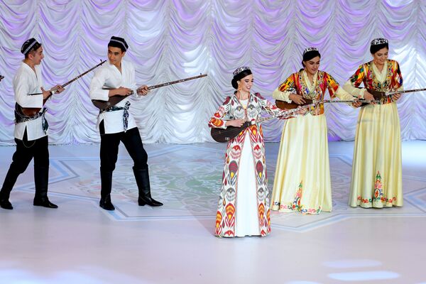 Музыканты восхитили публику игрой на дутаре - Sputnik Узбекистан