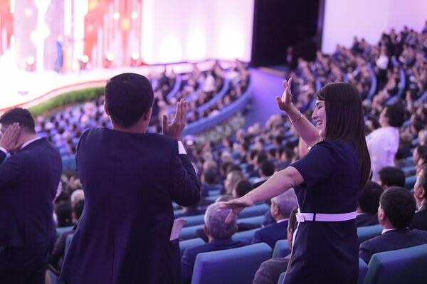 День независимости Узбекистана: слово лидера, магия дутара и танцы в зале День независимости Узбекистана: слово лидера, магия дутара и танцы в зале - Sputnik Узбекистан