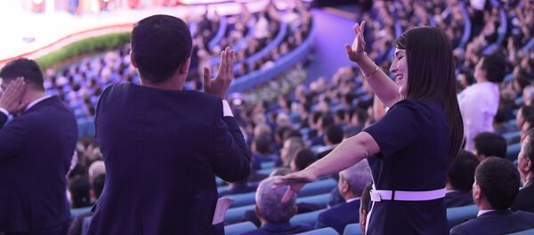 Гости танцуют во время концерта в честь 28-й годовщины независимости Узбекистана Гости танцуют во время концерта в честь 28-й годовщины независимости Узбекистана - Sputnik Узбекистан